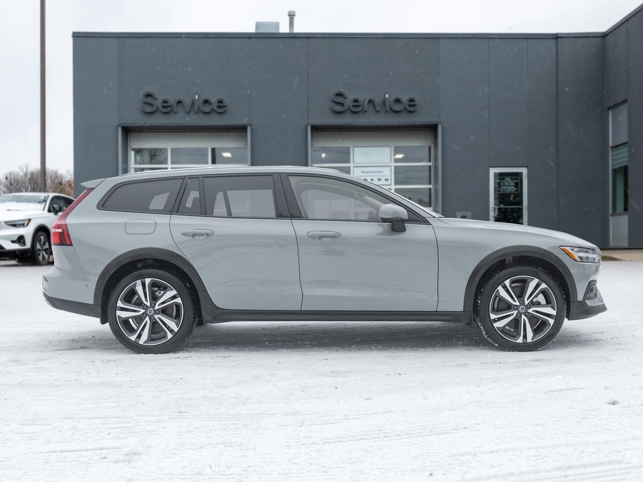 2025 Volvo V60 Cross Country B5 AWD Plus  19" ALLOY WHEELS  LOW KM  CPO Photo4