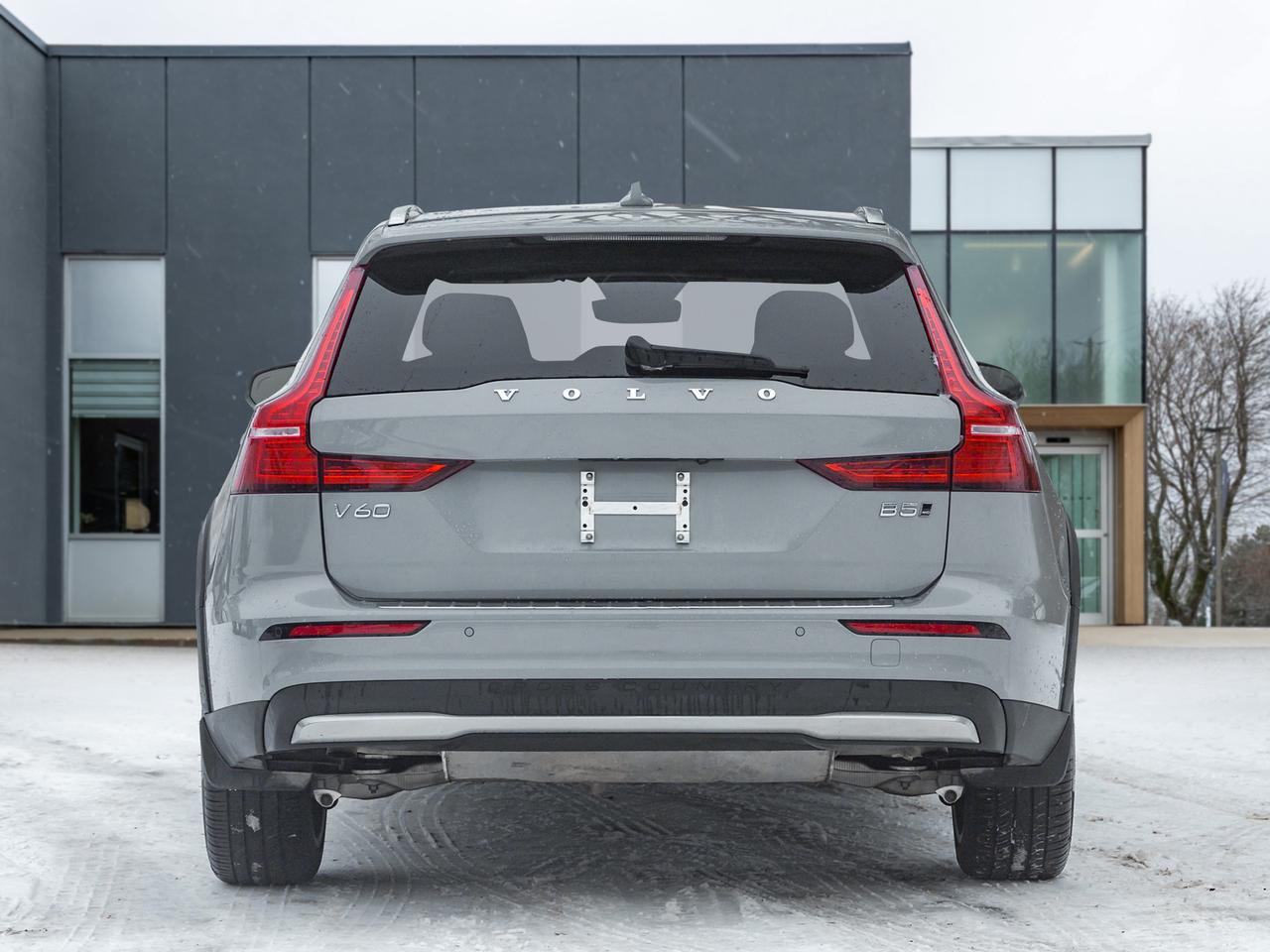 2025 Volvo V60 Cross Country B5 AWD Plus  19" ALLOY WHEELS  LOW KM  CPO Photo