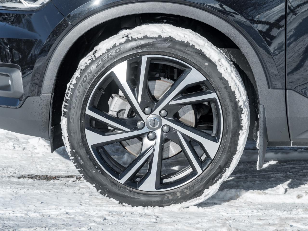 2022 Volvo XC40 T5 AWD R-Design  OFF LEASE  POLESTAR  20" ALLOY W Photo