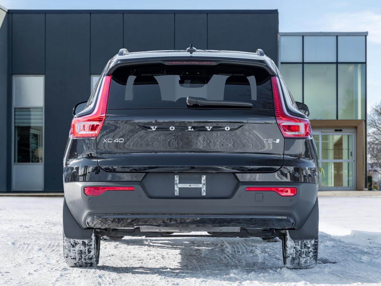 2022 Volvo XC40 T5 AWD R-Design  OFF LEASE  POLESTAR  20" ALLOY W Photo