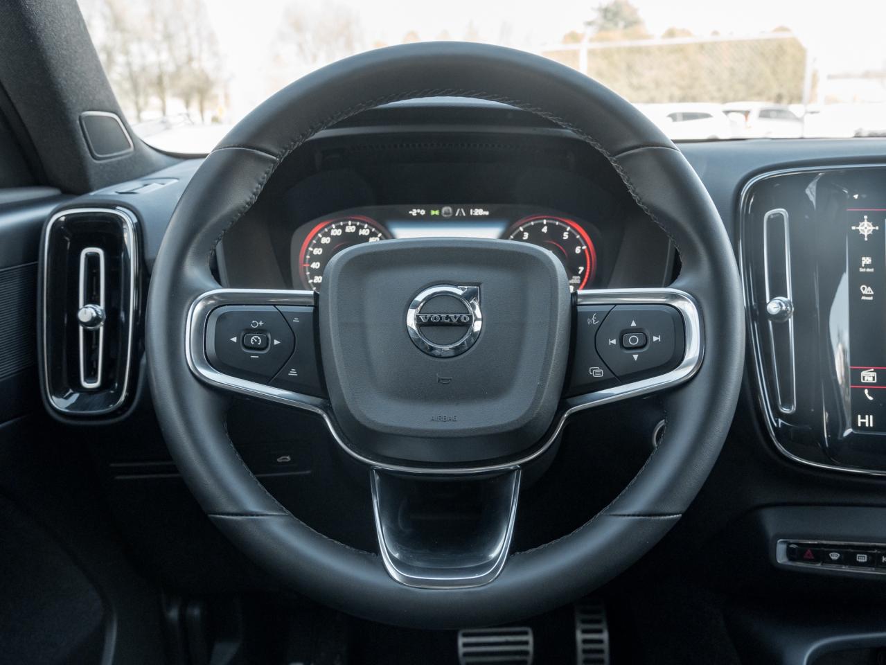 2022 Volvo XC40 T5 AWD R-Design  OFF LEASE  POLESTAR  20" ALLOY W Photo