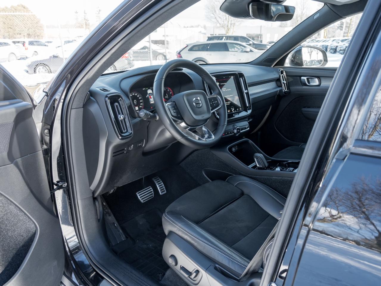 2022 Volvo XC40 T5 AWD R-Design  OFF LEASE  POLESTAR  20" ALLOY W Photo