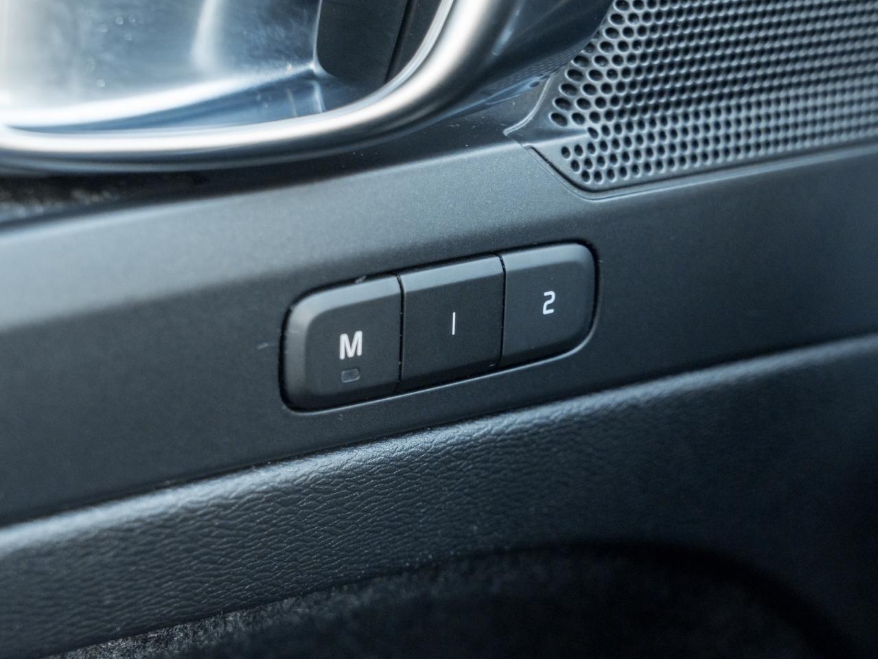 2022 Volvo XC40 T5 AWD R-Design  OFF LEASE  POLESTAR  20" ALLOY W Photo