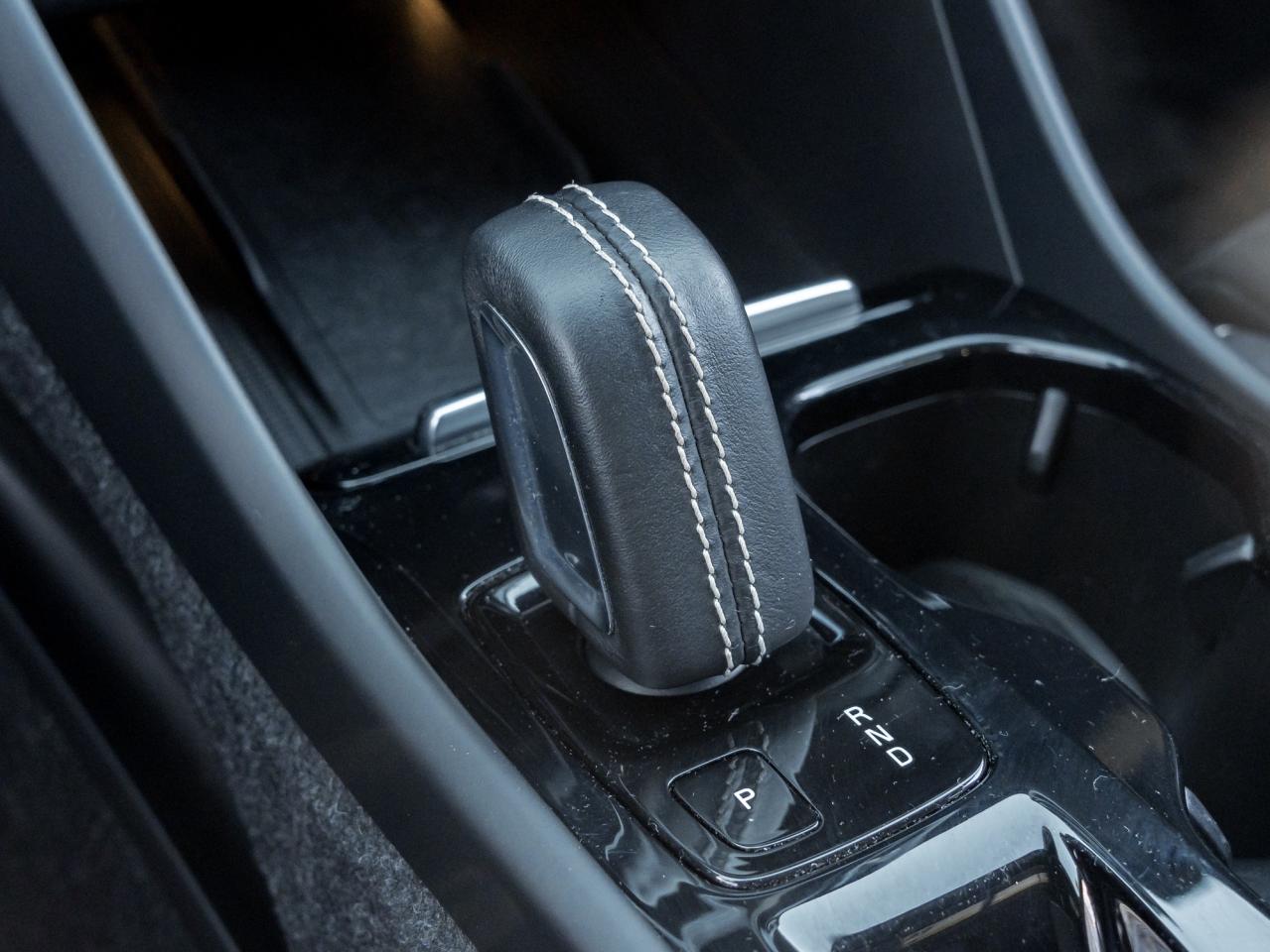 2022 Volvo XC40 T5 AWD R-Design  OFF LEASE  POLESTAR  20" ALLOY W Photo