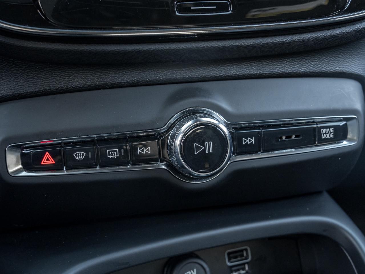 2022 Volvo XC40 T5 AWD R-Design  OFF LEASE  POLESTAR  20" ALLOY W Photo