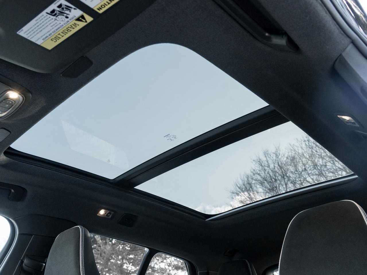 2022 Volvo XC40 T5 AWD R-Design  OFF LEASE  POLESTAR  20" ALLOY W Photo