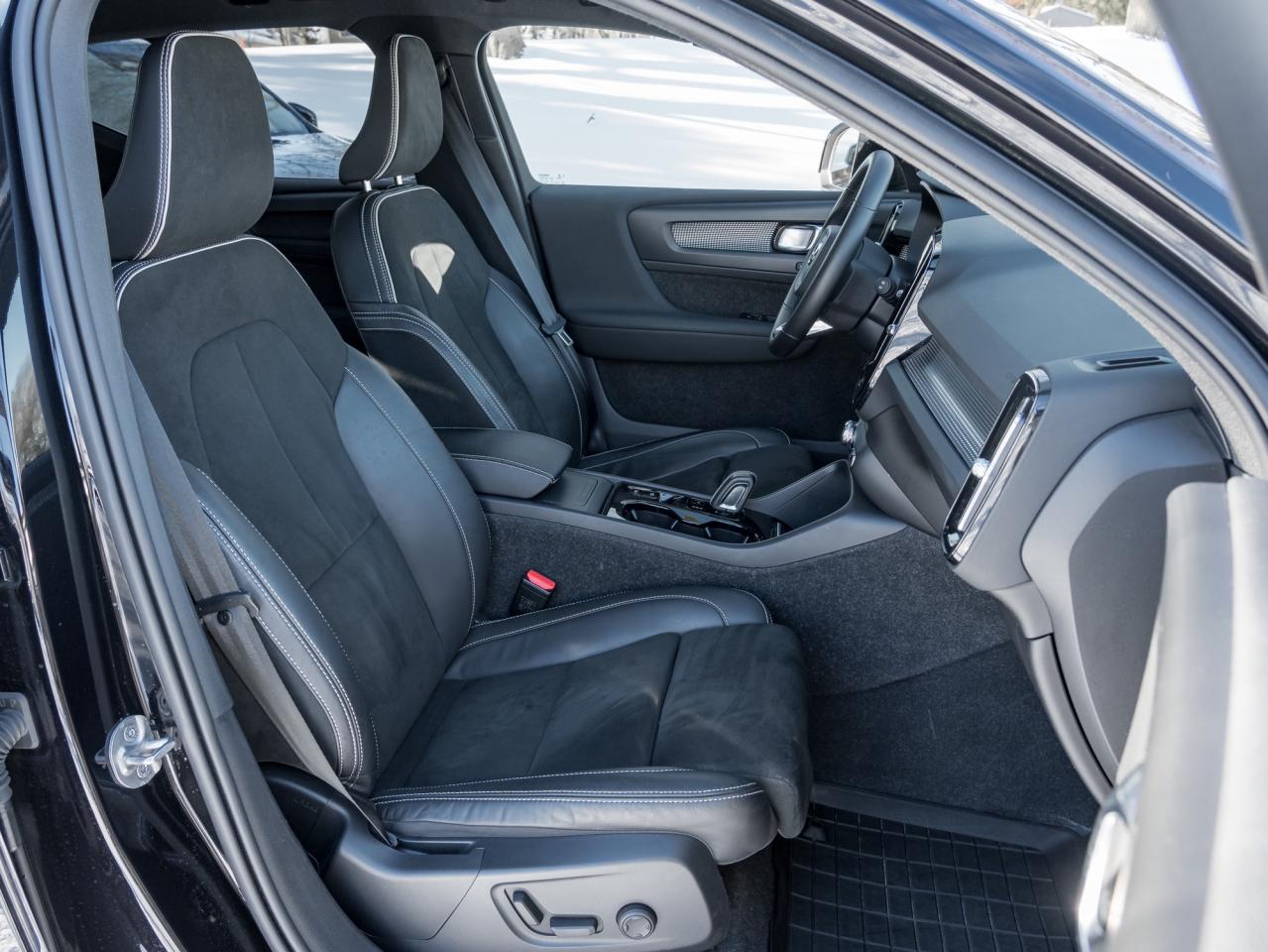 2022 Volvo XC40 T5 AWD R-Design  OFF LEASE  POLESTAR  20" ALLOY W Photo