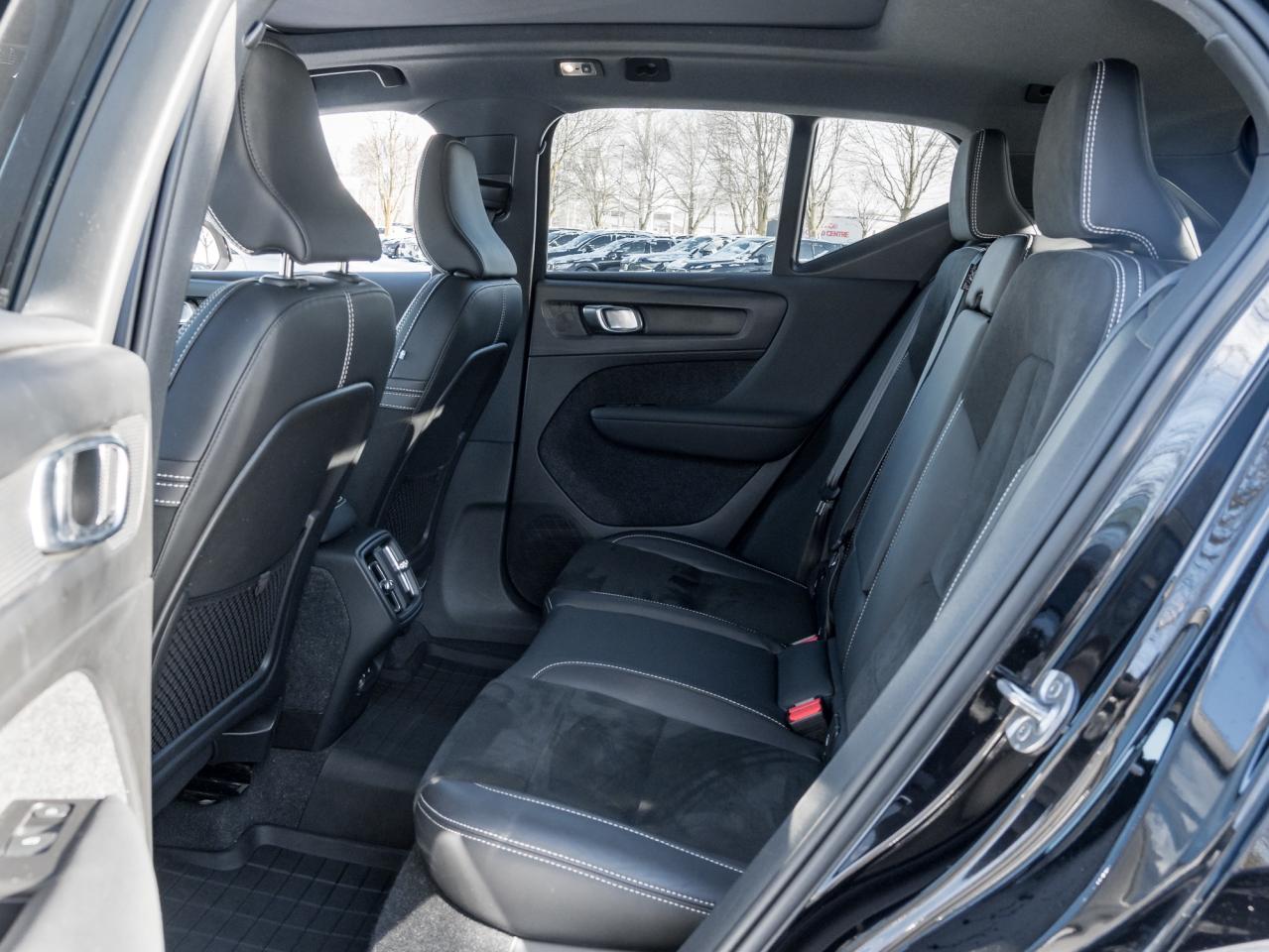 2022 Volvo XC40 T5 AWD R-Design  OFF LEASE  POLESTAR  20" ALLOY W Photo