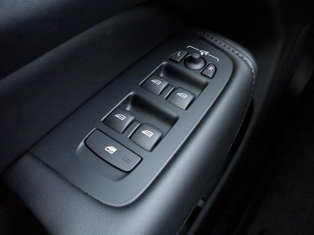 2025 Volvo XC60 B5 AWD Dark Theme  CPO RATE fr 3.49%* CLIMATE PACK Photo