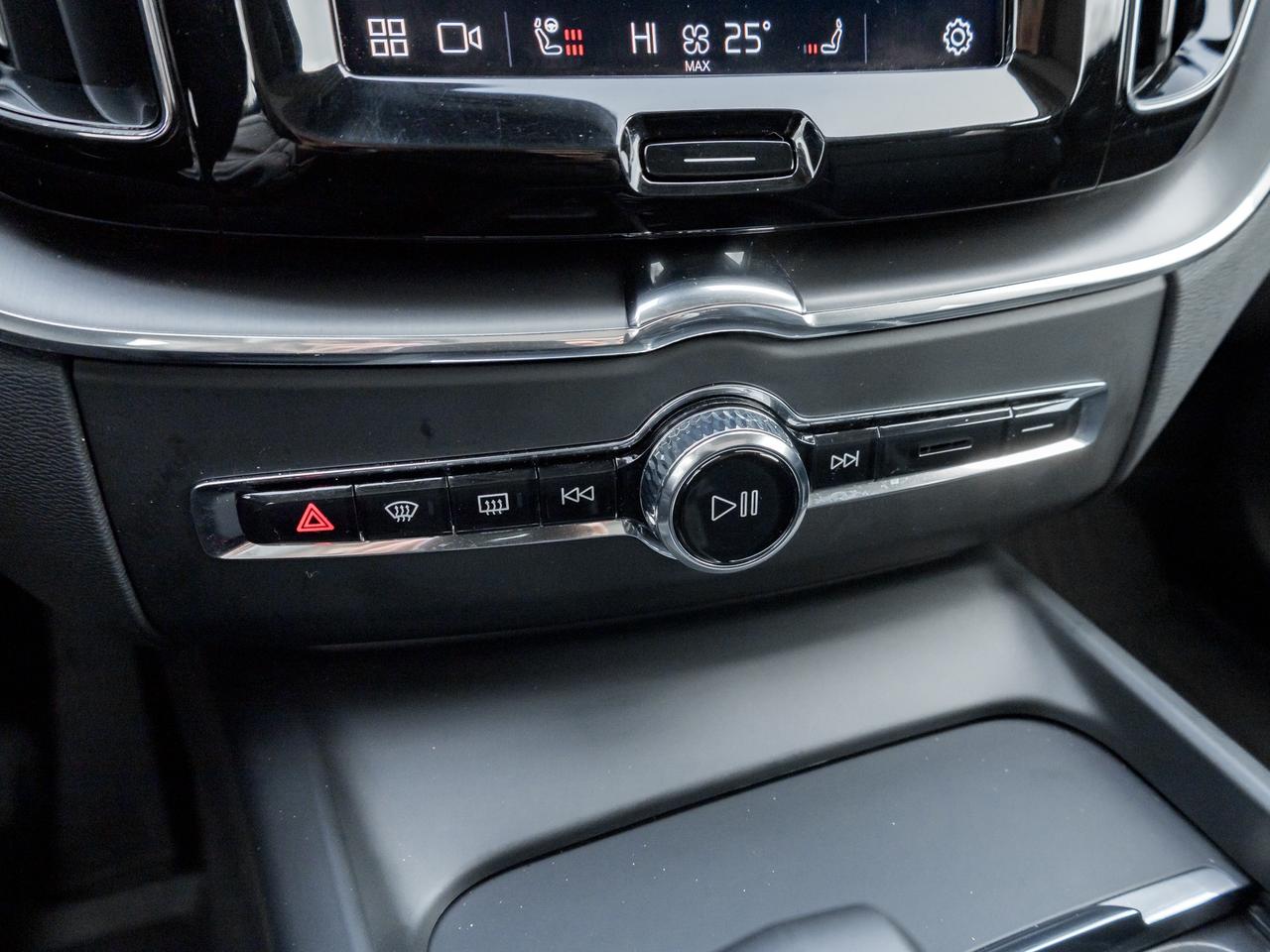 2025 Volvo XC60 B5 AWD Dark Theme  CPO RATE fr 3.49%* CLIMATE PACK Photo