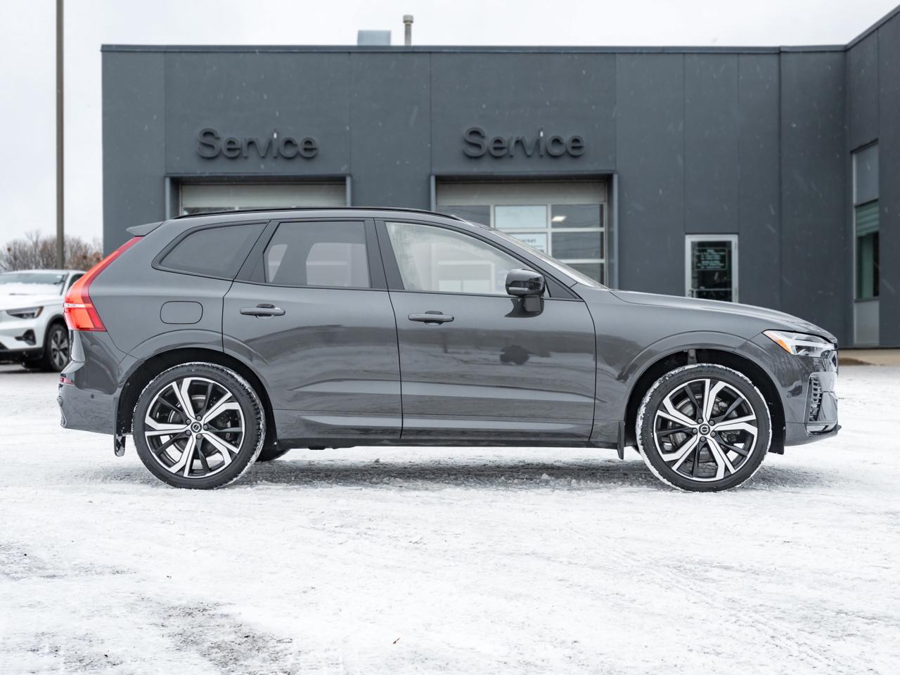2022 Volvo XC60 B6 AWD R-Design  LOW KM  VOLVO CPO RATE fr 3.49%* Photo