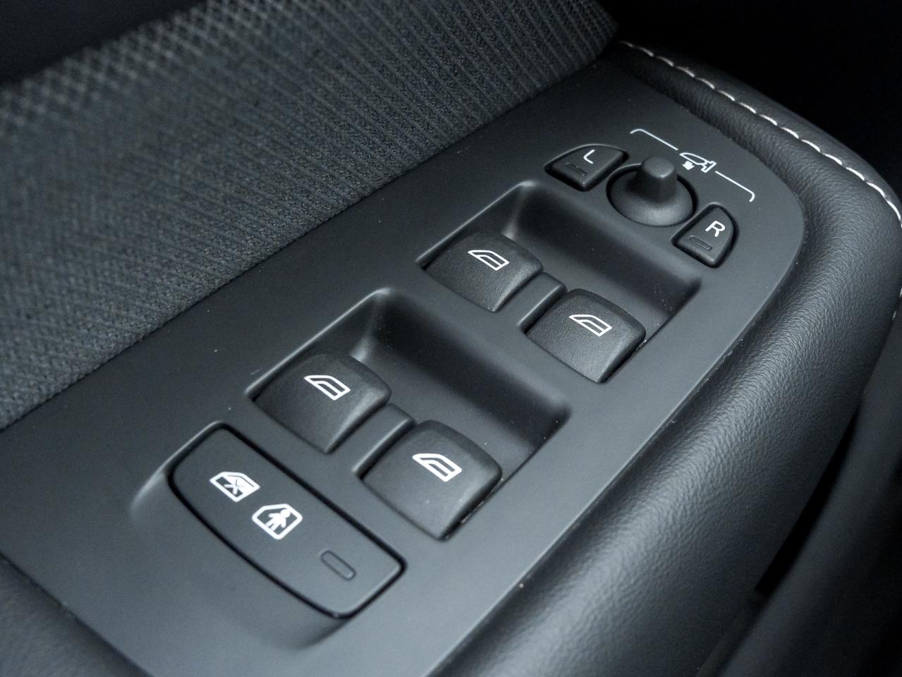 2022 Volvo XC60 B6 AWD R-Design  LOW KM  VOLVO CPO RATE fr 3.49%* Photo