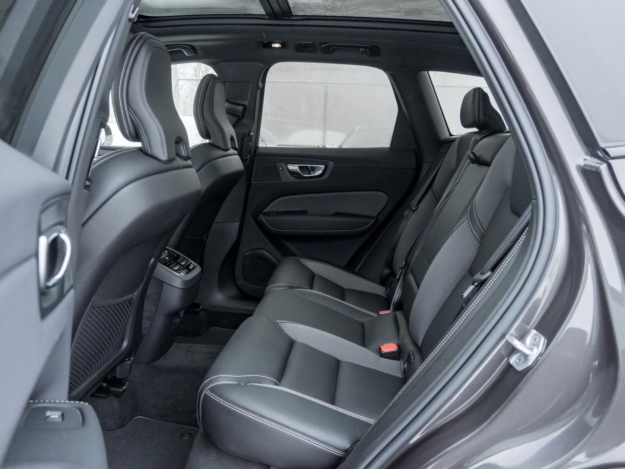 2022 Volvo XC60 B6 AWD R-Design  LOW KM  VOLVO CPO RATE fr 3.49%* Photo