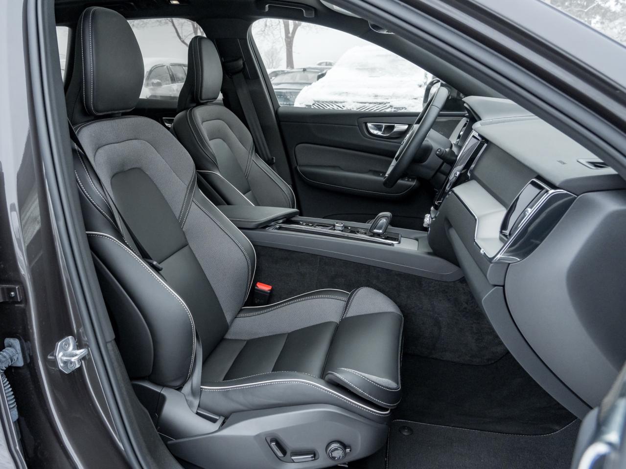 2022 Volvo XC60 B6 AWD R-Design  LOW KM  VOLVO CPO RATE fr 3.49%* Photo