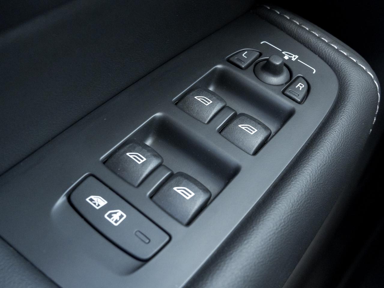 2024 Volvo XC60 B5 AWD Ultimate BLACK EDITION  MASSAGE SEATS  CPO Photo