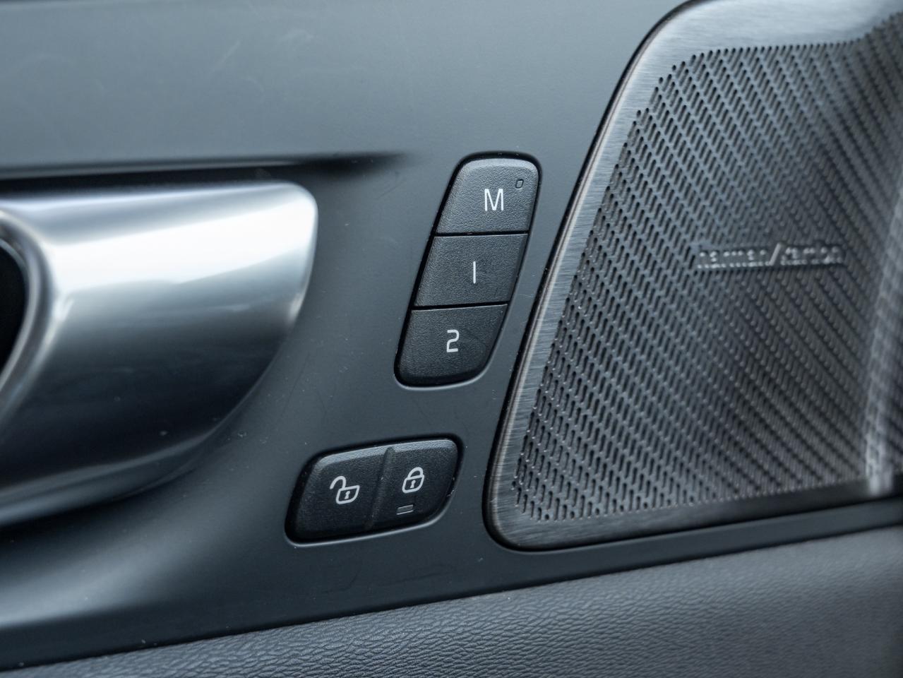 2024 Volvo XC60 B5 AWD Ultimate BLACK EDITION  MASSAGE SEATS  CPO Photo