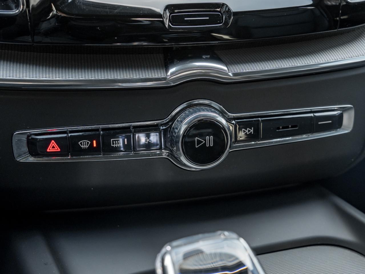 2024 Volvo XC60 B5 AWD Ultimate BLACK EDITION  MASSAGE SEATS  CPO Photo