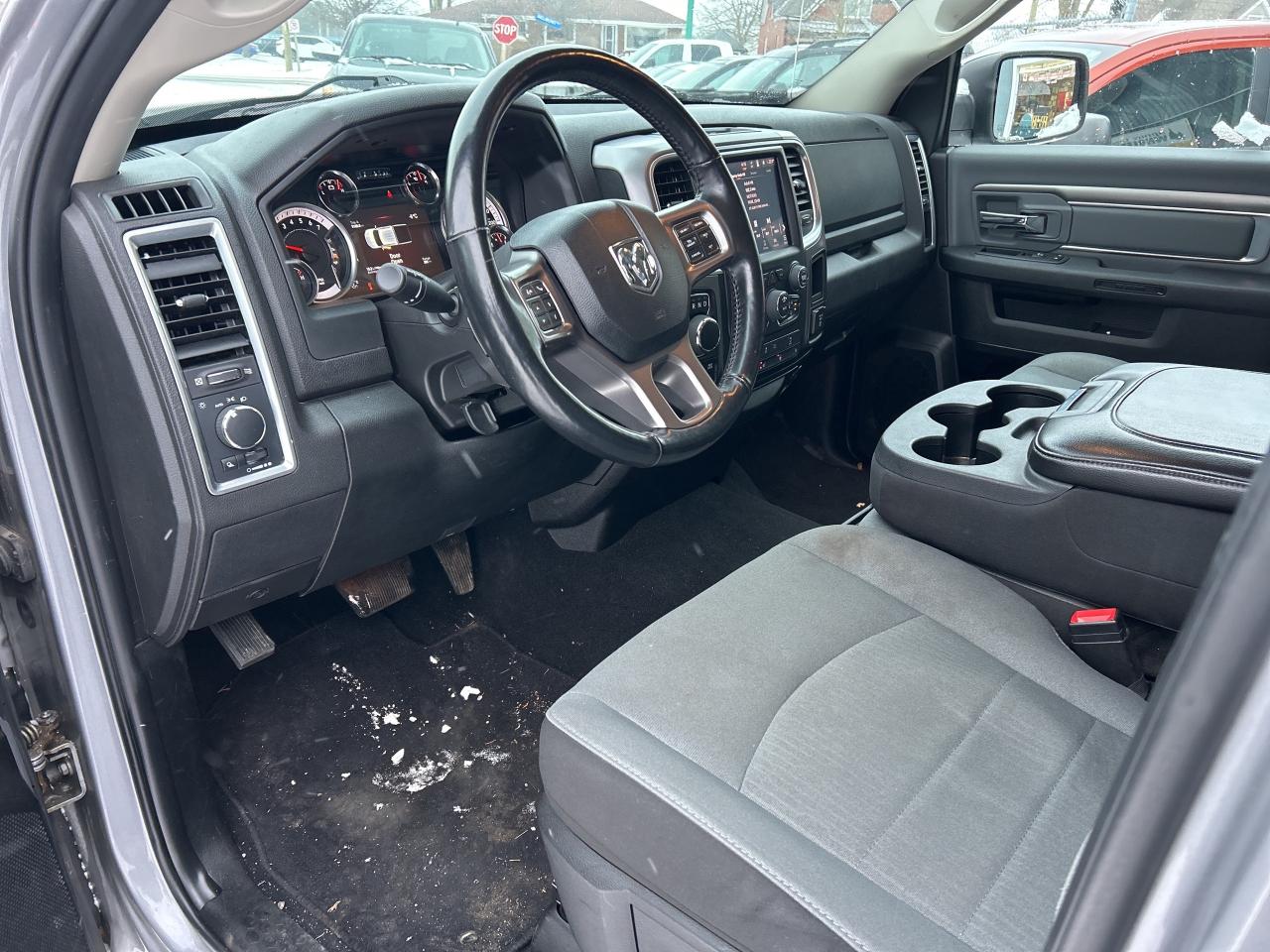 2022 RAM 1500 Classic SLT Plus  ** LUXURY & TECH  GROUP ** Photo