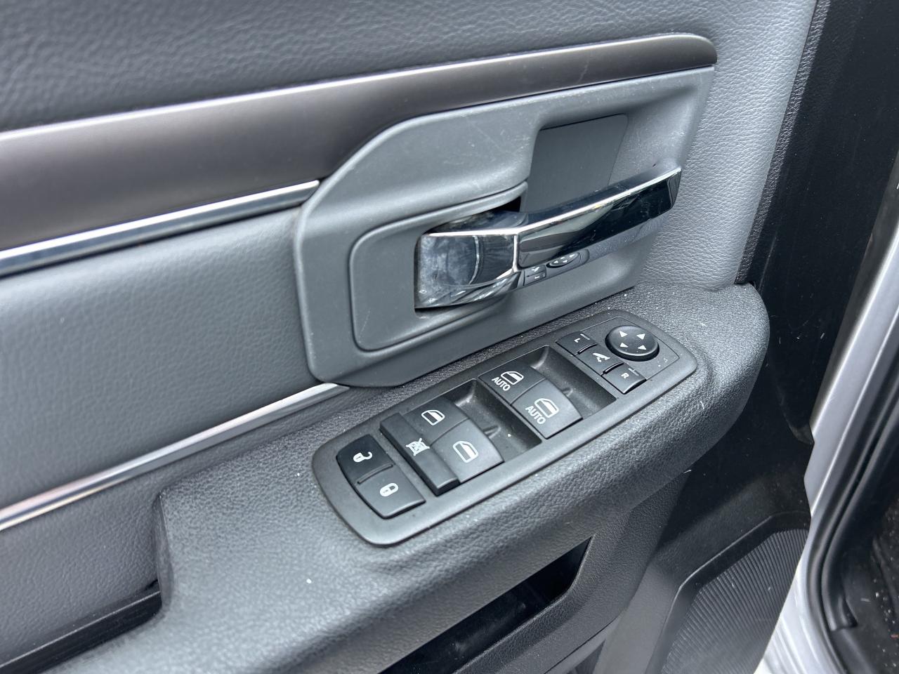 2022 RAM 1500 Classic SLT Plus  ** LUXURY & TECH  GROUP ** Photo