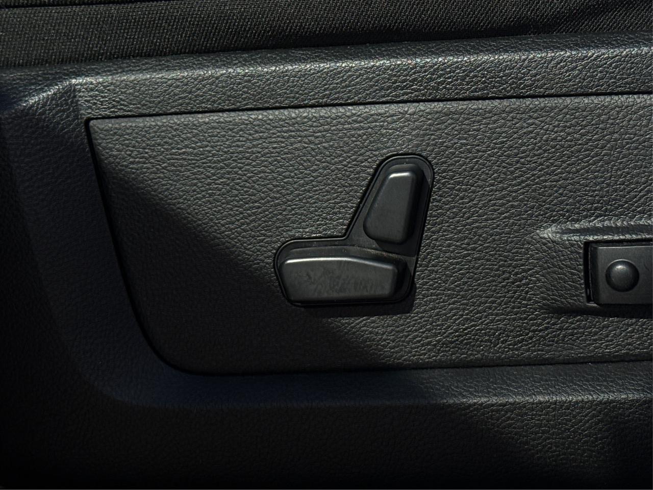 2023 RAM 1500 Classic SLT 4x4 Crew Cab 5'7  BX MINT WE FINANC ALL CREDIT Photo