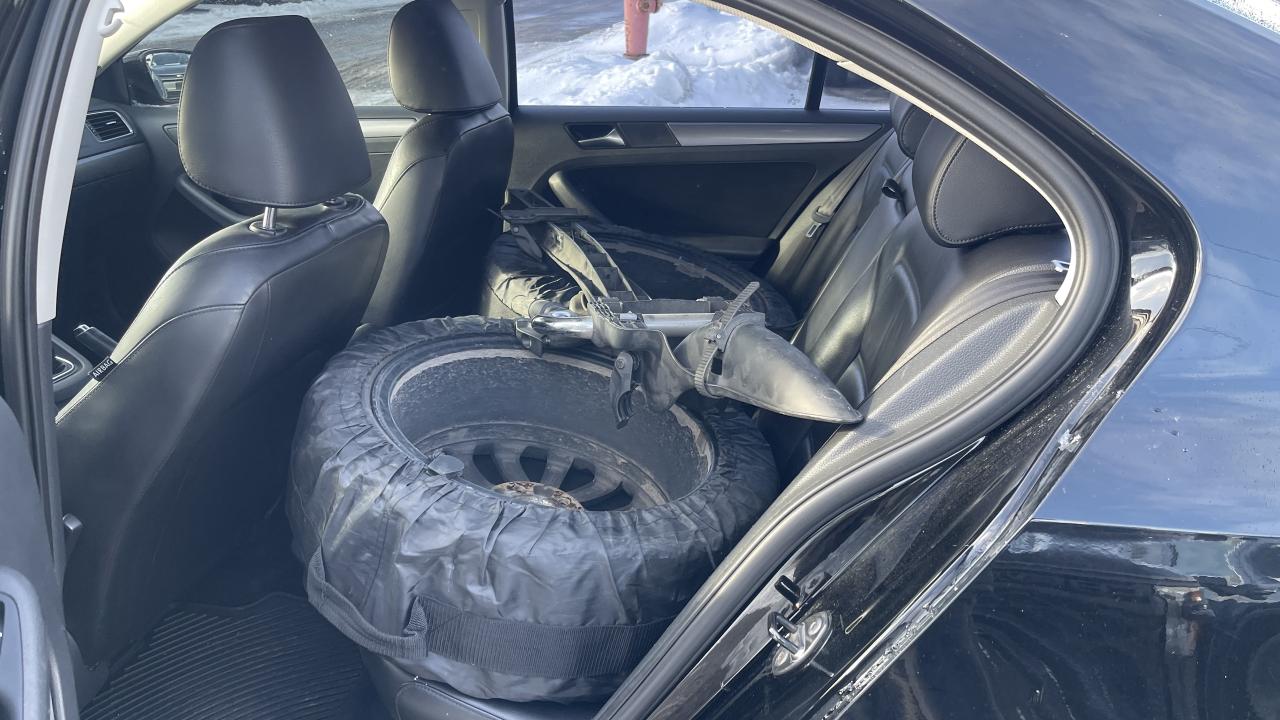 2013 Volkswagen Jetta Sedan 4dr Man SEL, Manual   AS IS Photo4