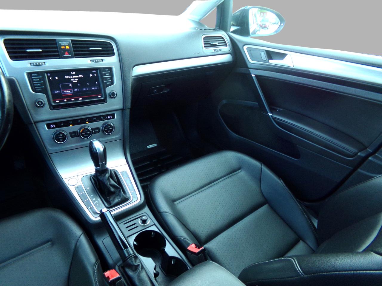 2016 Volkswagen Golf SportWagen Leather Sunroof Navigation Photo