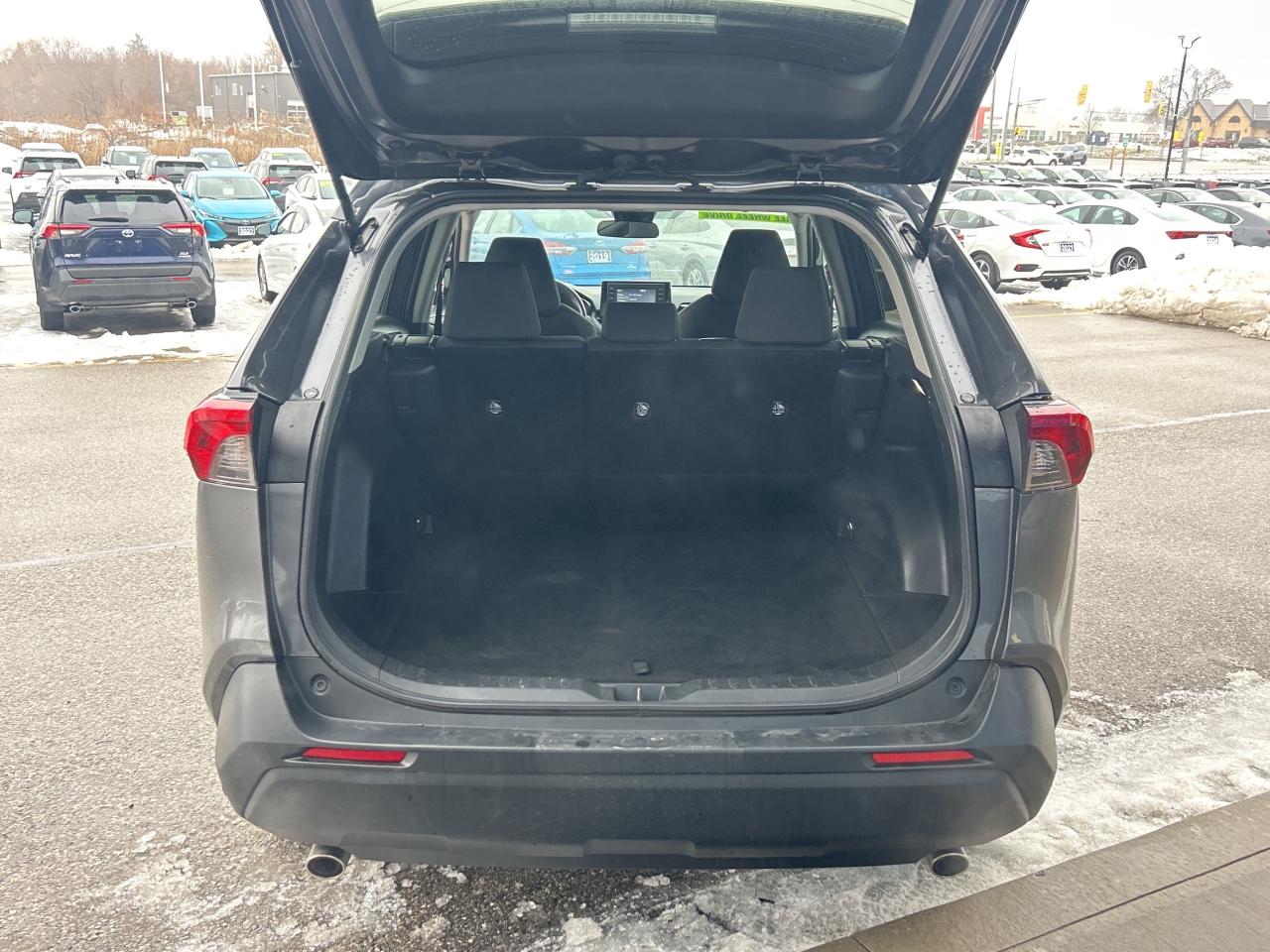 2022 Toyota RAV4 LE Photo4