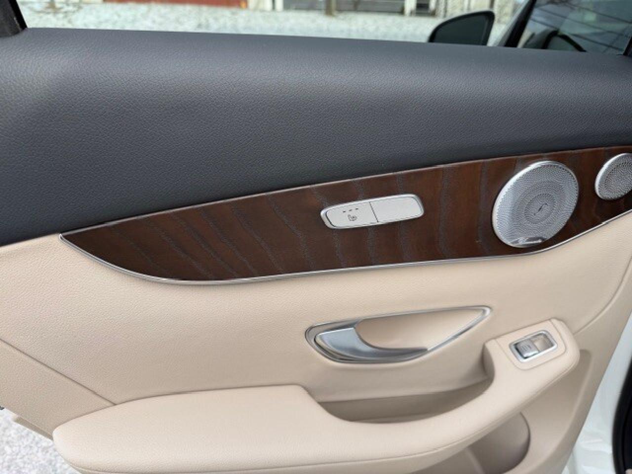 2019 Mercedes-Benz GLC 350e Plug In Hybrid 1 Owner Service Records Low km Photo