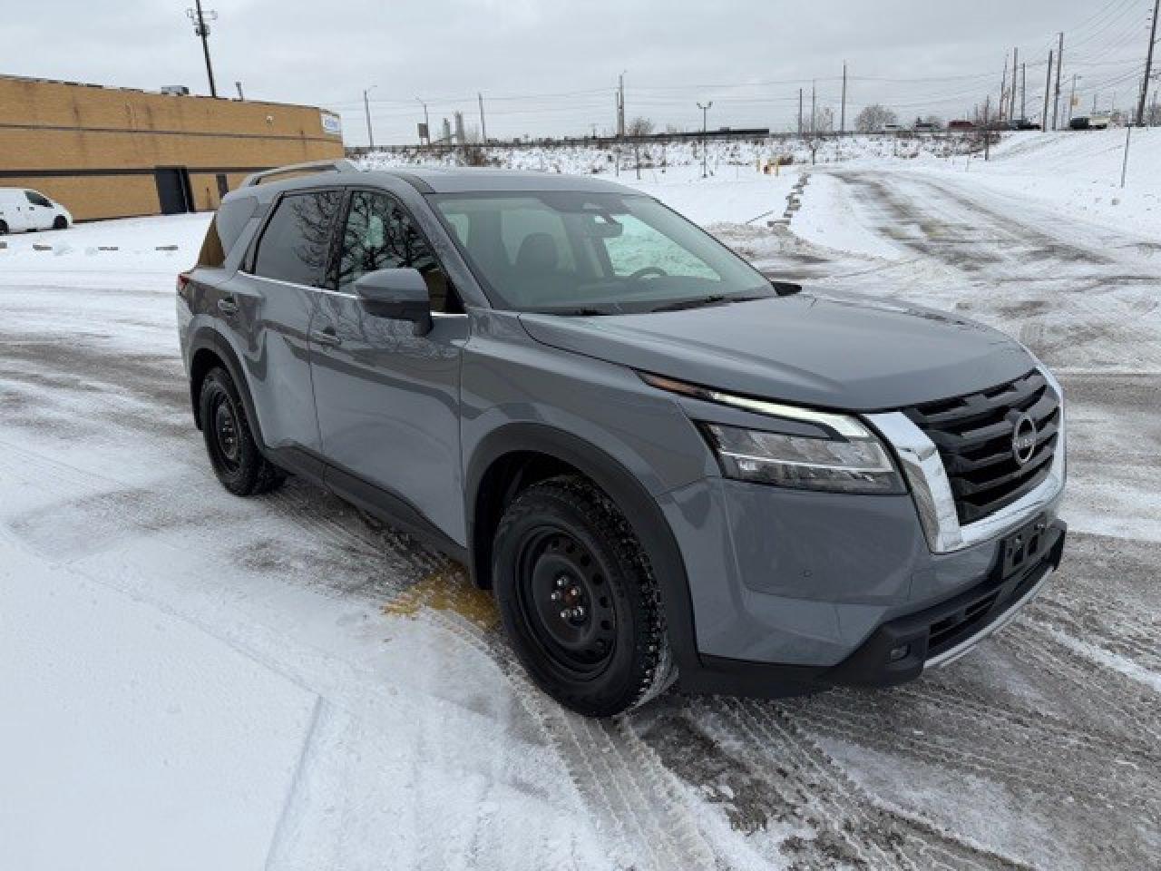 2023 Nissan Pathfinder SL 1 Owner Clean Carfax 2 Sets of wheels Certified Photo4