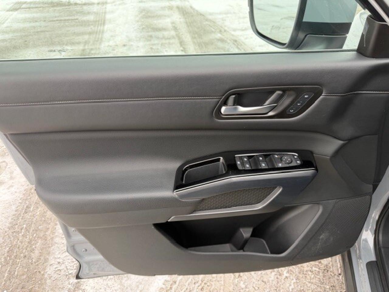 2023 Nissan Pathfinder SL 1 Owner Clean Carfax 2 Sets of wheels Certified Photo