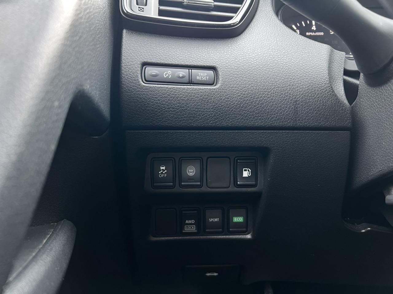 2020 Nissan Rogue SV AWD Pearl White   Pano Roof   Htd Seats   Blind Photo