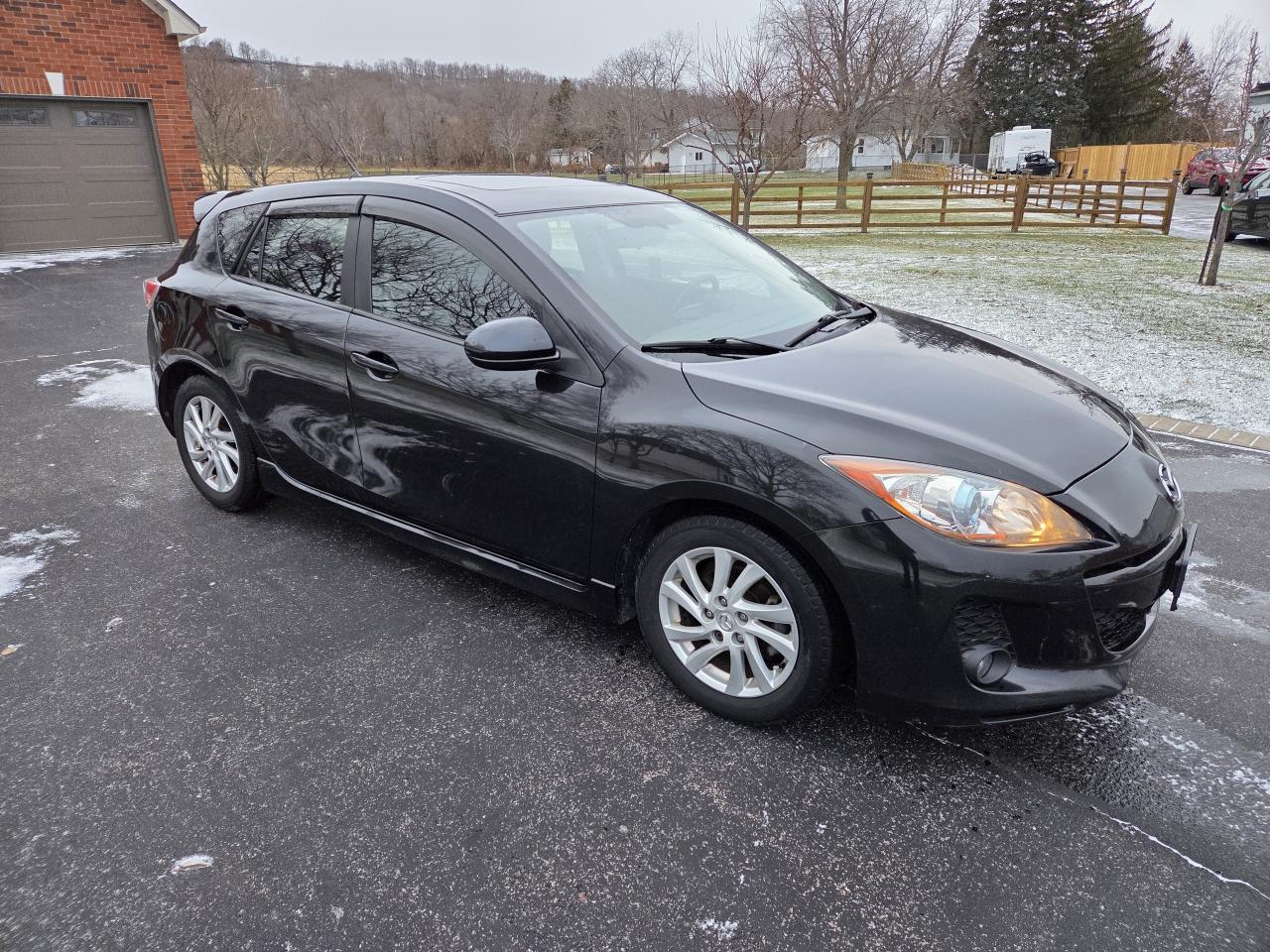 2012 Mazda MAZDA3 AUTO, GT SKY-ACTIVE, LEATHER,SUNROOF! Photo