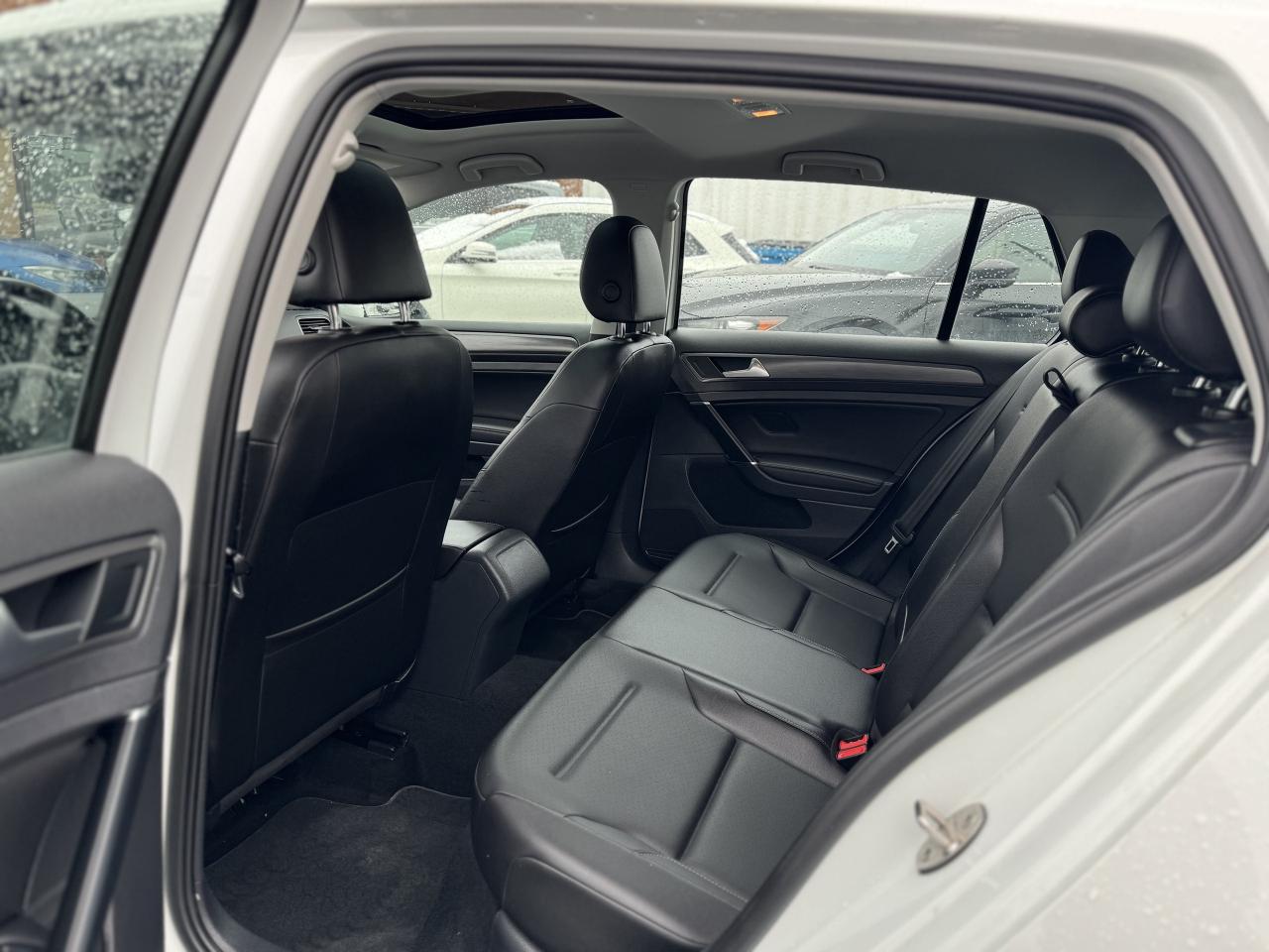 2018 Volkswagen Golf LED LIGHTS   Leather Seats! Photo