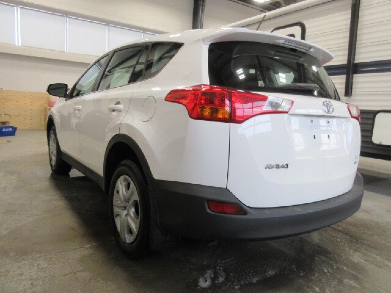 2015 Toyota RAV4 CLEAN CARFAX, AWD, 138K! Photo4