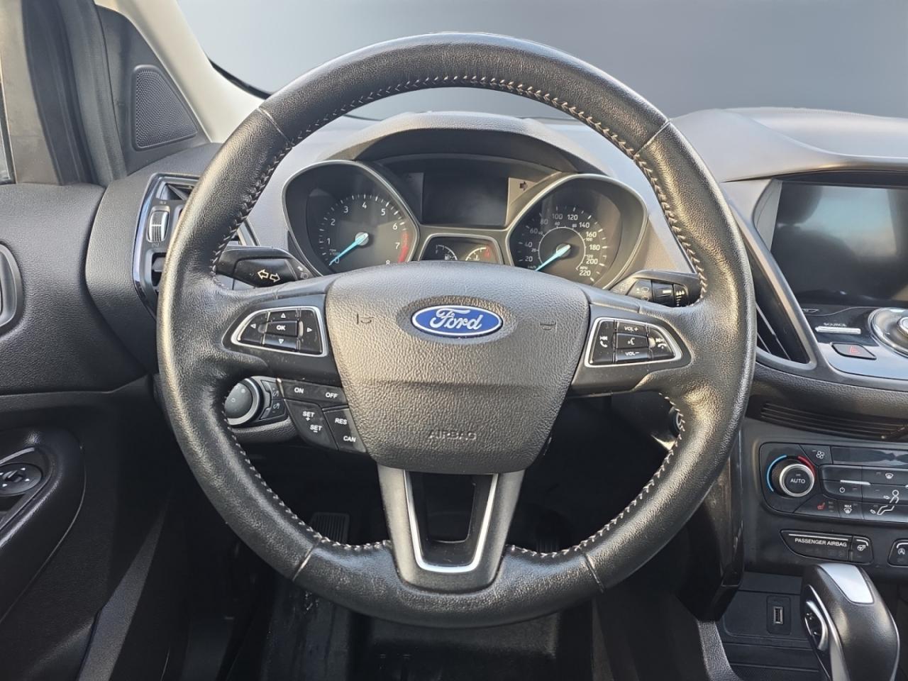 2019 Ford Escape Titanium 4WD * VERY LOW KM / PANORAMIC ROOF / XENO Photo