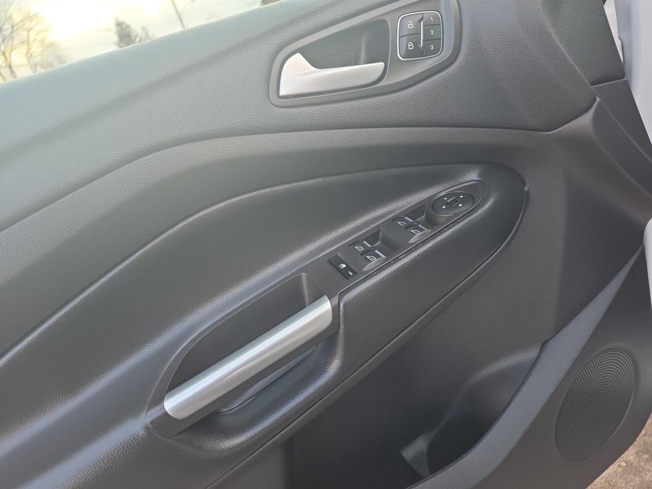 2019 Ford Escape Titanium 4WD * VERY LOW KM / PANORAMIC ROOF / XENO Photo