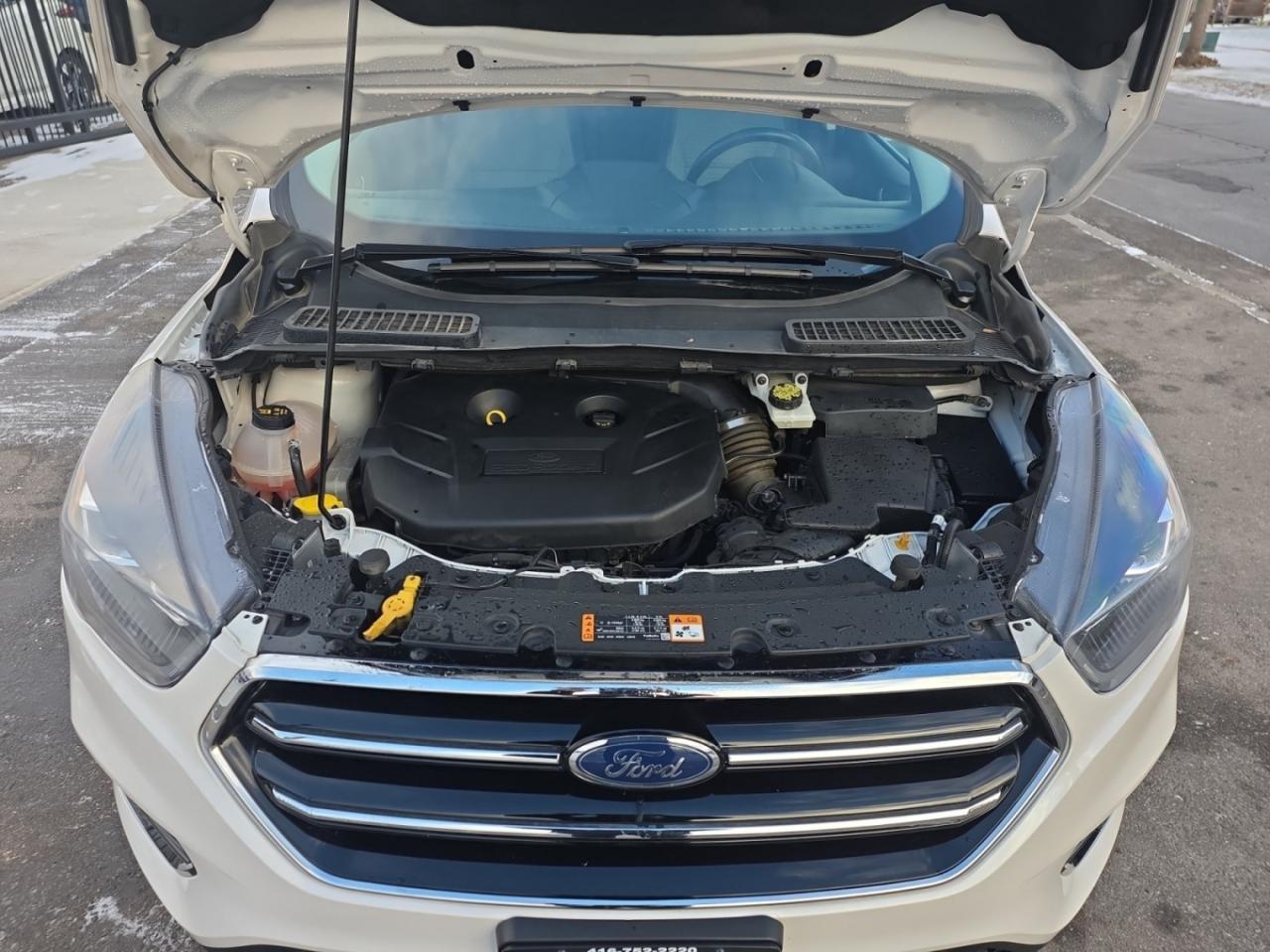 2019 Ford Escape Titanium 4WD * VERY LOW KM / PANORAMIC ROOF / XENO Photo