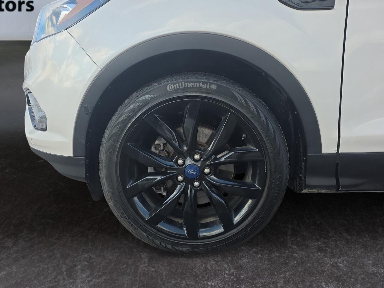 2019 Ford Escape Titanium 4WD * VERY LOW KM / PANORAMIC ROOF / XENO Photo