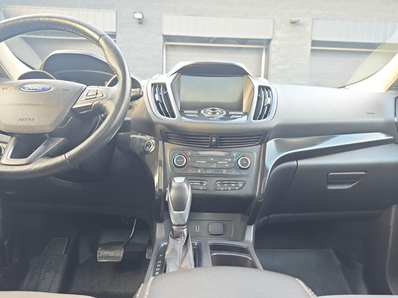 2019 Ford Escape Titanium 4WD * VERY LOW KM / PANORAMIC ROOF / XENO Photo