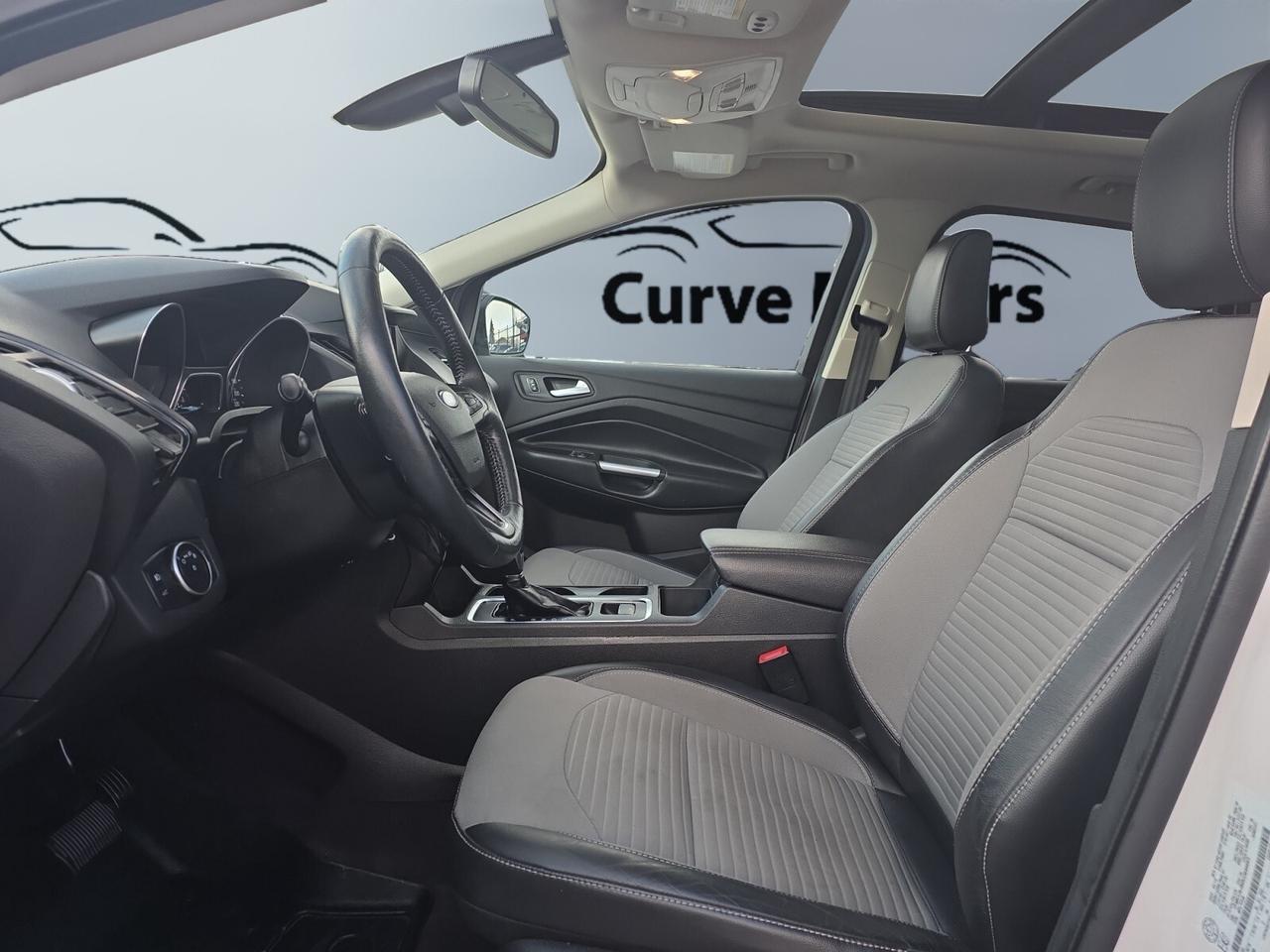 2019 Ford Escape Titanium 4WD * VERY LOW KM / PANORAMIC ROOF / XENO Photo