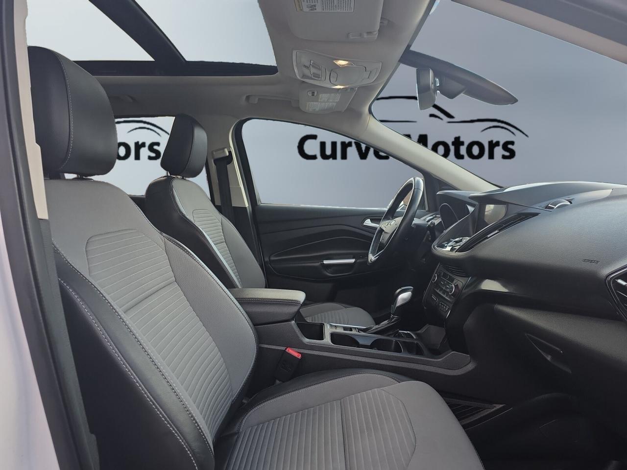 2019 Ford Escape Titanium 4WD * VERY LOW KM / PANORAMIC ROOF / XENO Photo