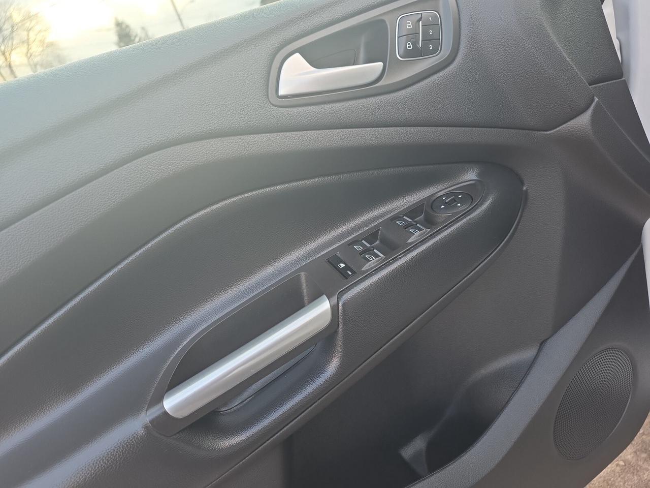 2019 Ford Escape Titanium 4WD * VERY LOW KM / PANORAMIC ROOF / XENO Photo