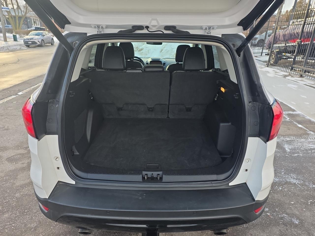 2019 Ford Escape Titanium 4WD * VERY LOW KM / PANORAMIC ROOF / XENO Photo