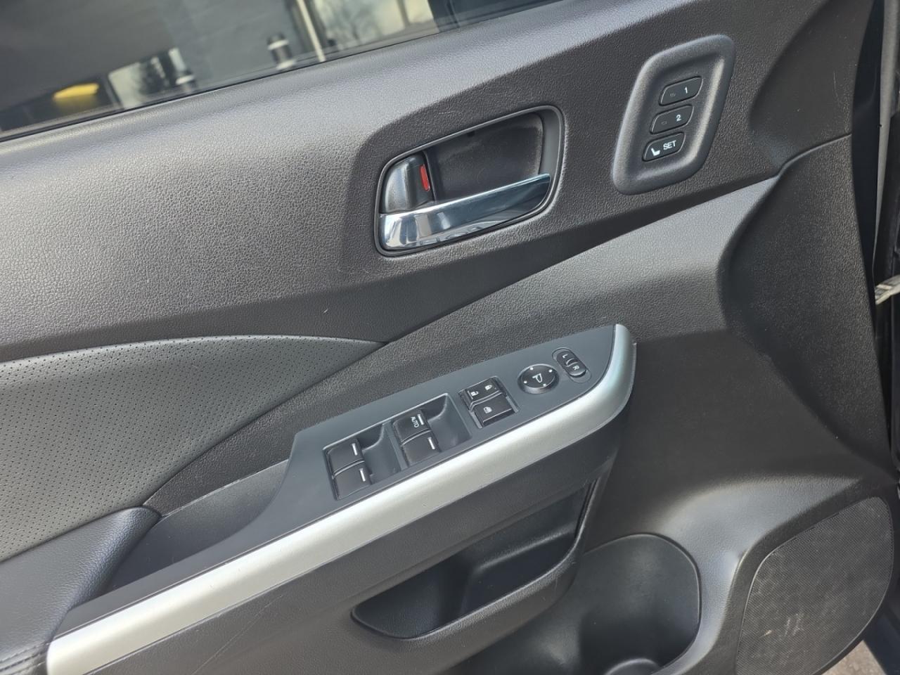 2016 Honda CR-V AWD Touring * NO ACCIDENTS / SUNROOF / NAVIGATION Photo