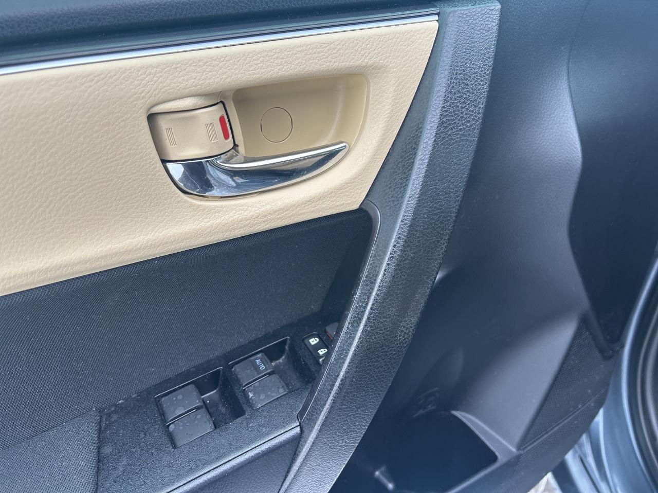 2017 Toyota Corolla LE   ONE OWNER   LOW KM Photo