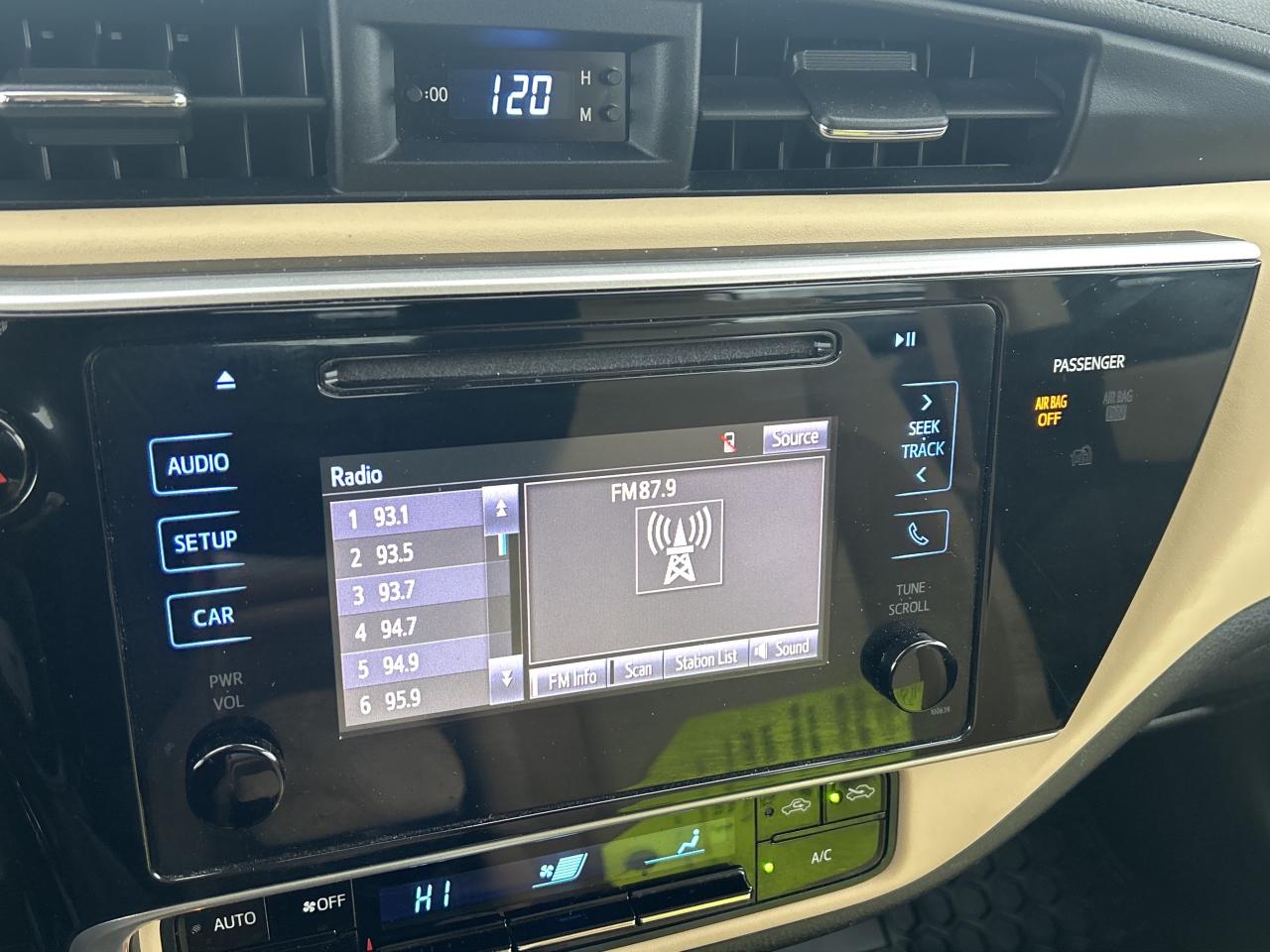 2017 Toyota Corolla LE   ONE OWNER   LOW KM Photo