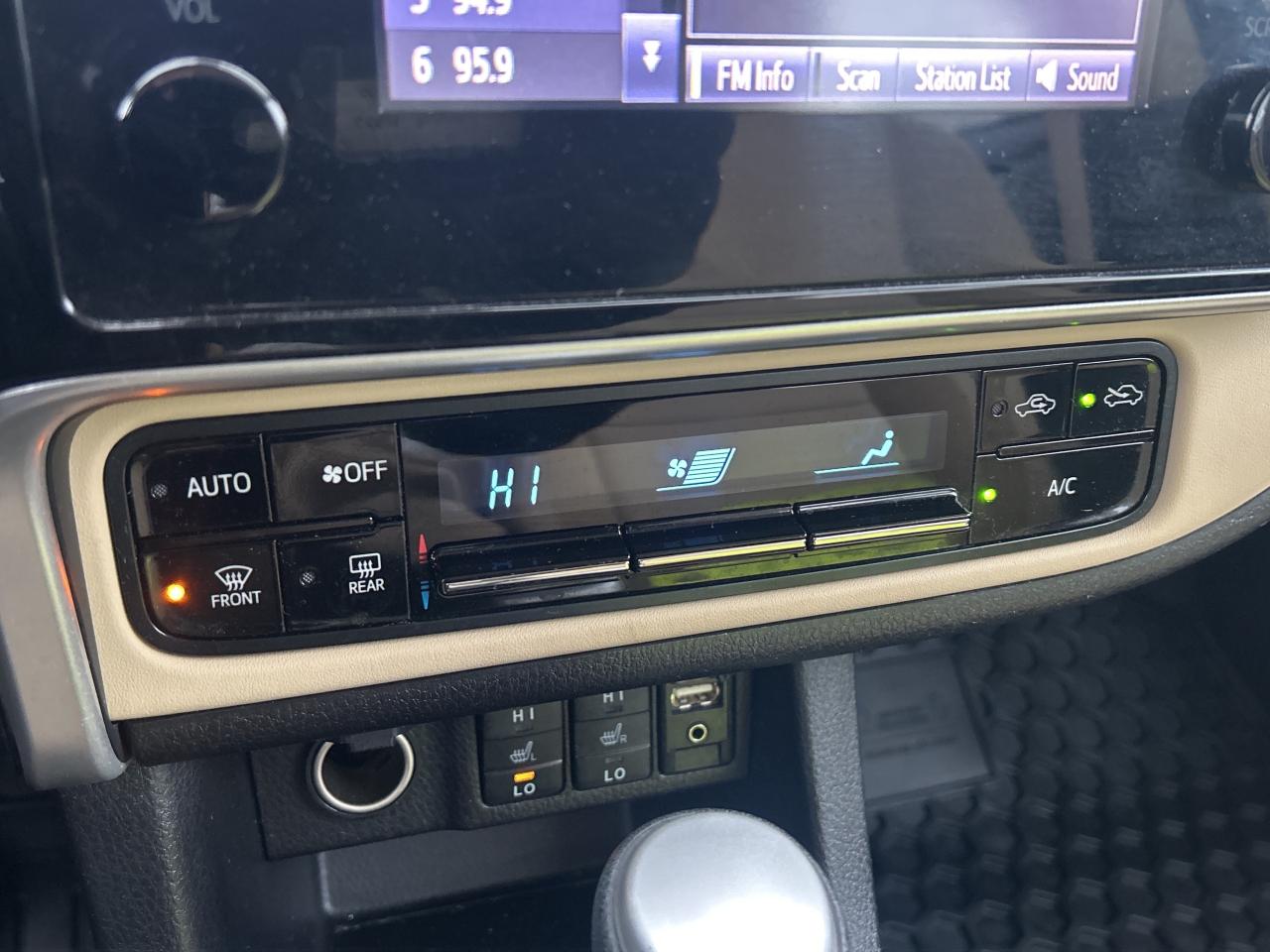 2017 Toyota Corolla LE   ONE OWNER   LOW KM Photo