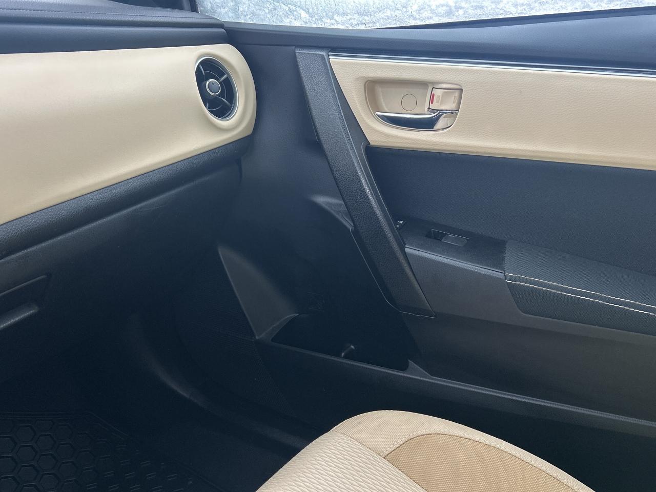 2017 Toyota Corolla LE   ONE OWNER   LOW KM Photo