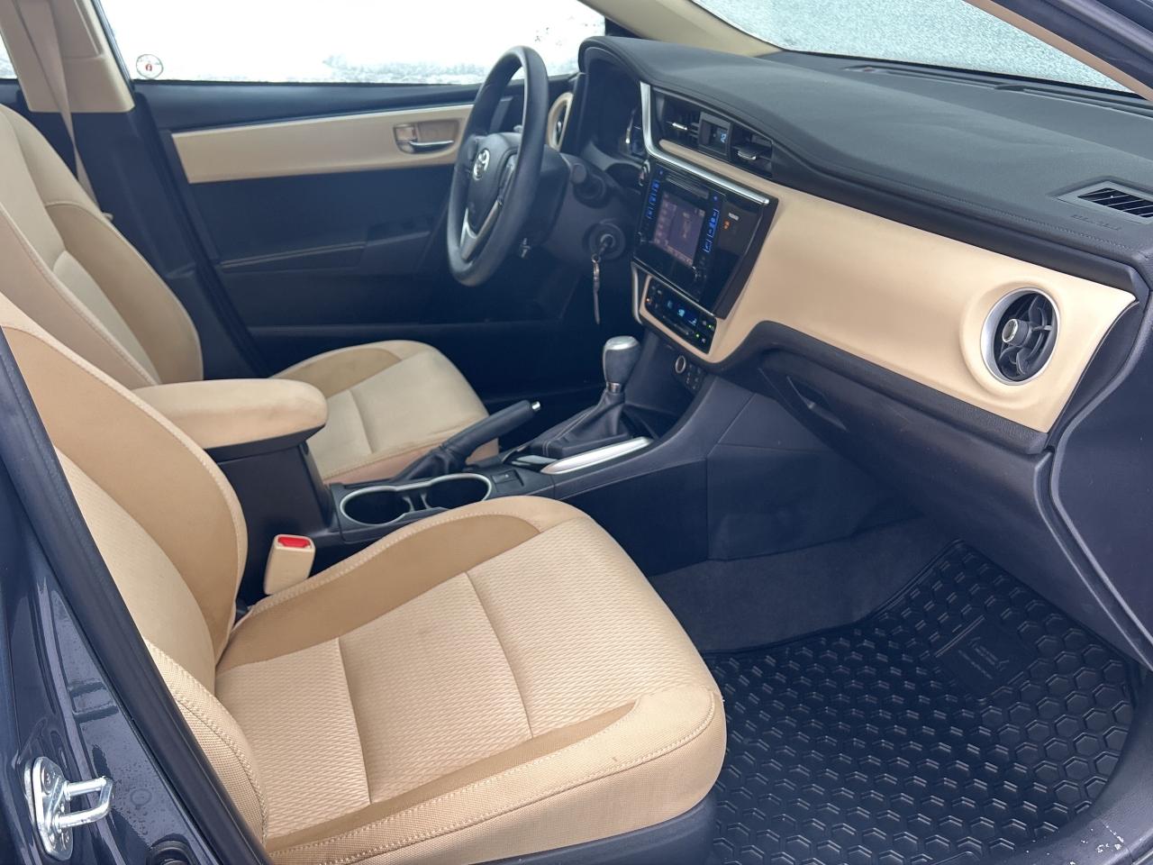 2017 Toyota Corolla LE   ONE OWNER   LOW KM Photo