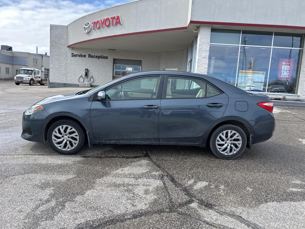 2017 Toyota Corolla LE   ONE OWNER   LOW KM Photo